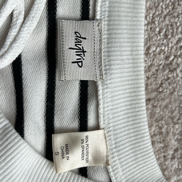 Daytrip - Long sleeve top with lace up front. - Picture 5 of 5